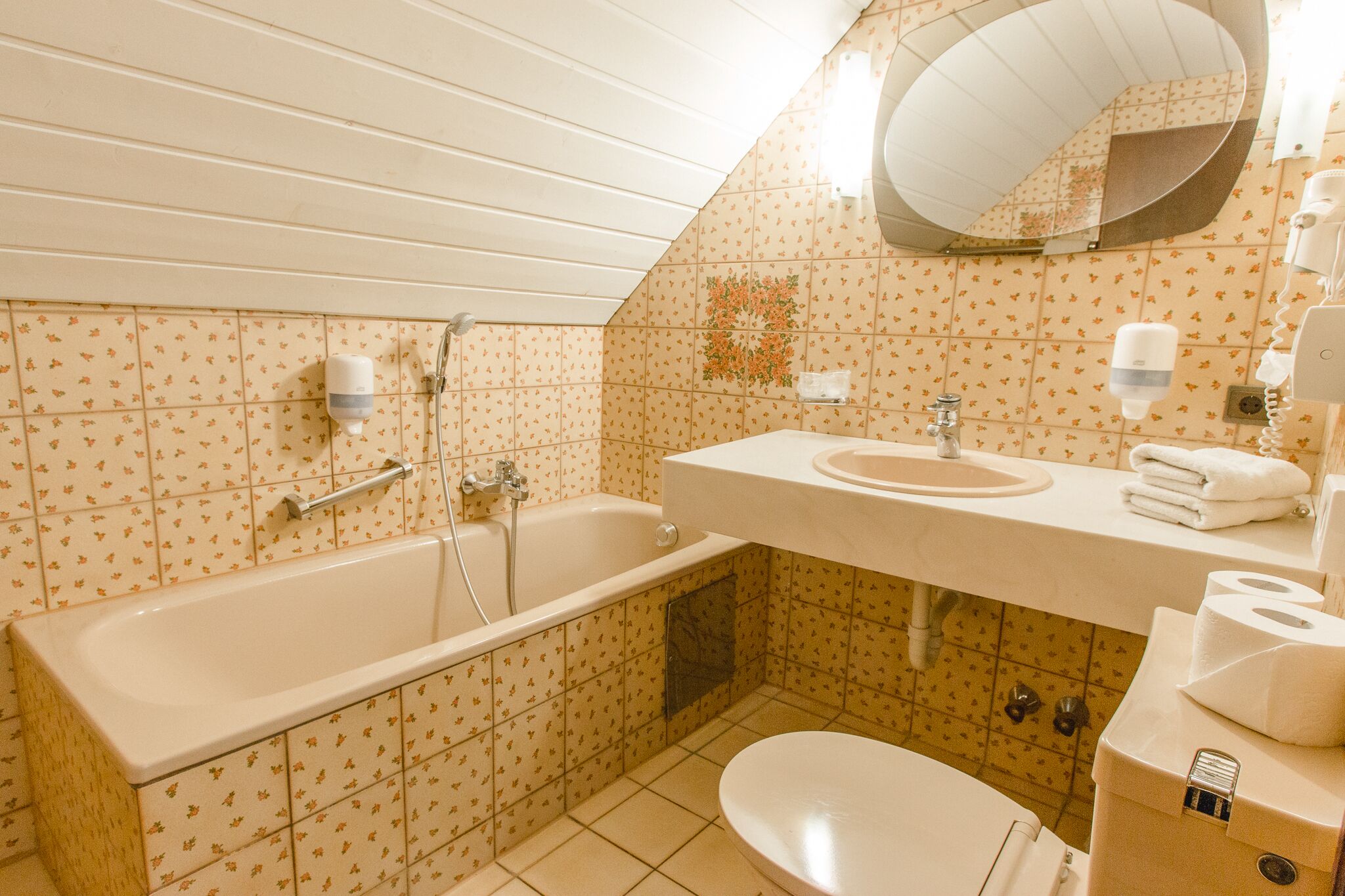 basic twin room | bathroom | free toiletries, hair dryer, towels, soap