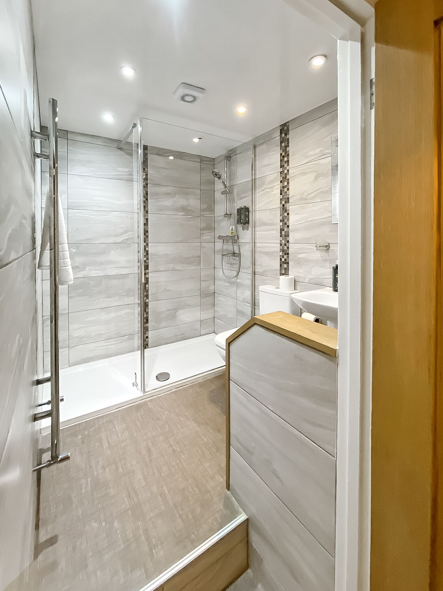 twin room, ensuite (twin/double - puffin) | bathroom