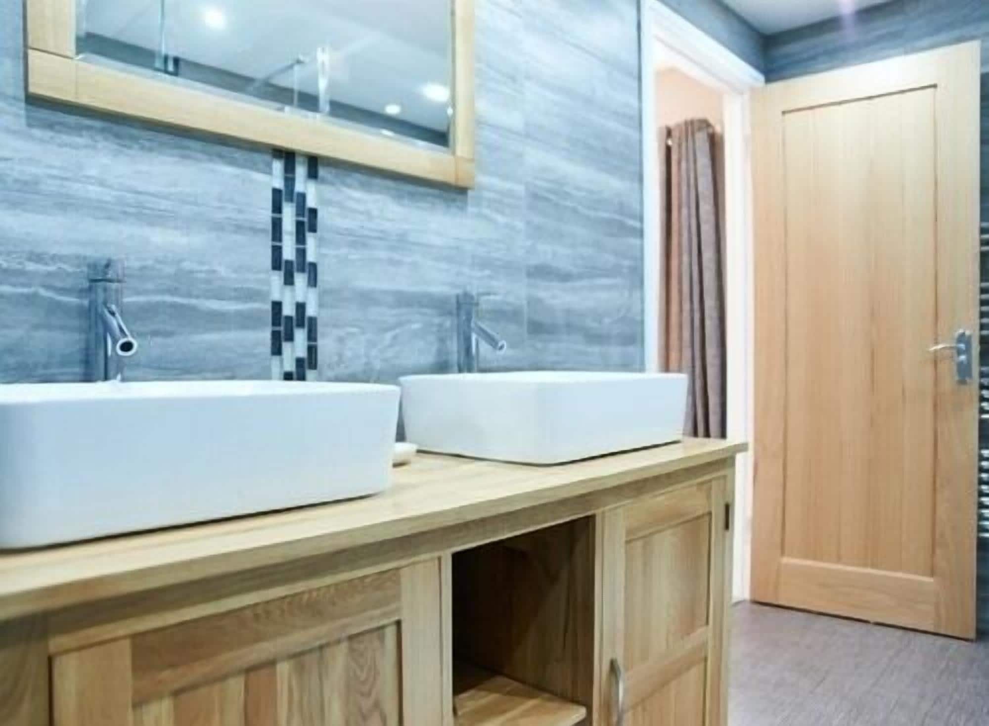 premium double room, ensuite (kittiwake) | bathroom