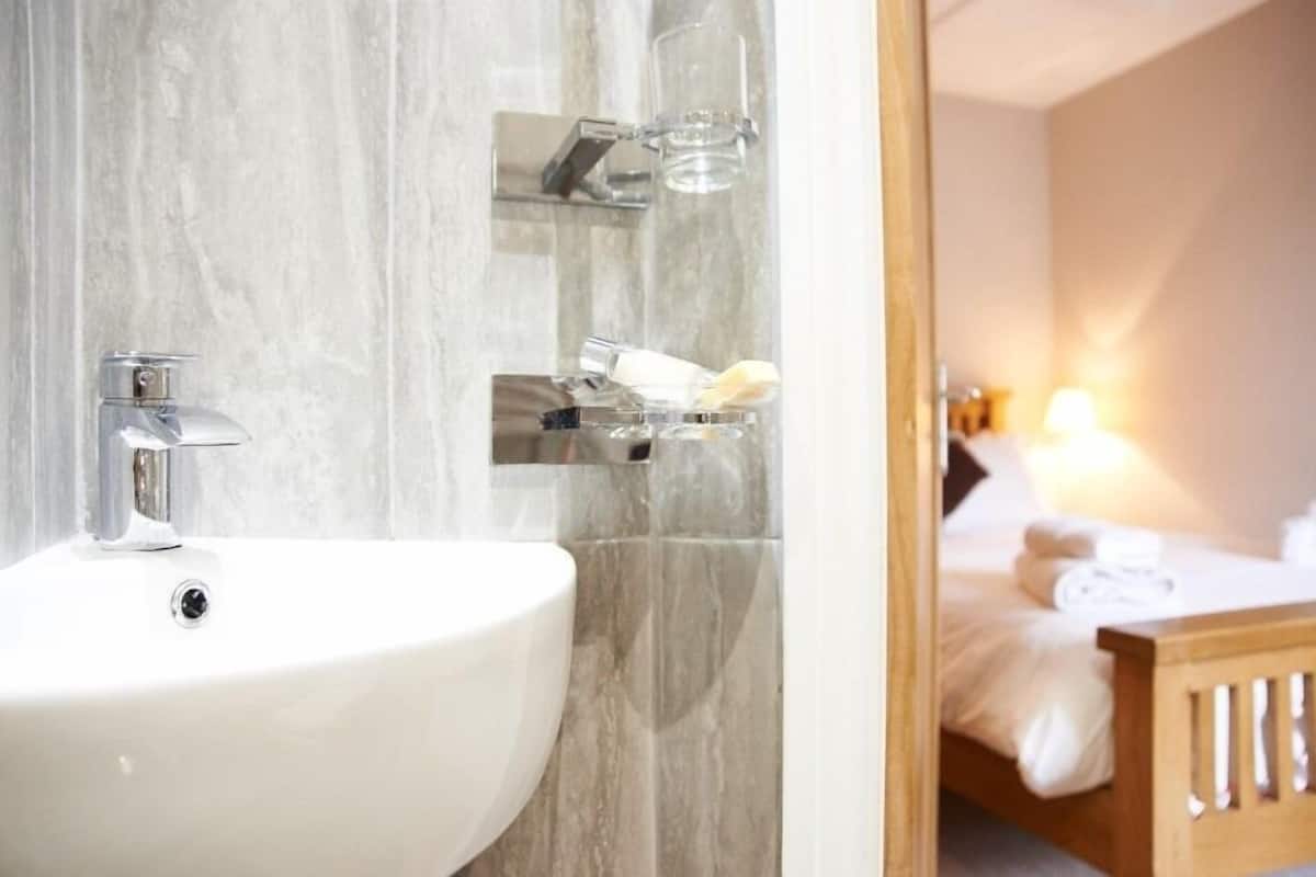 double room, ensuite (small double) | free wifi