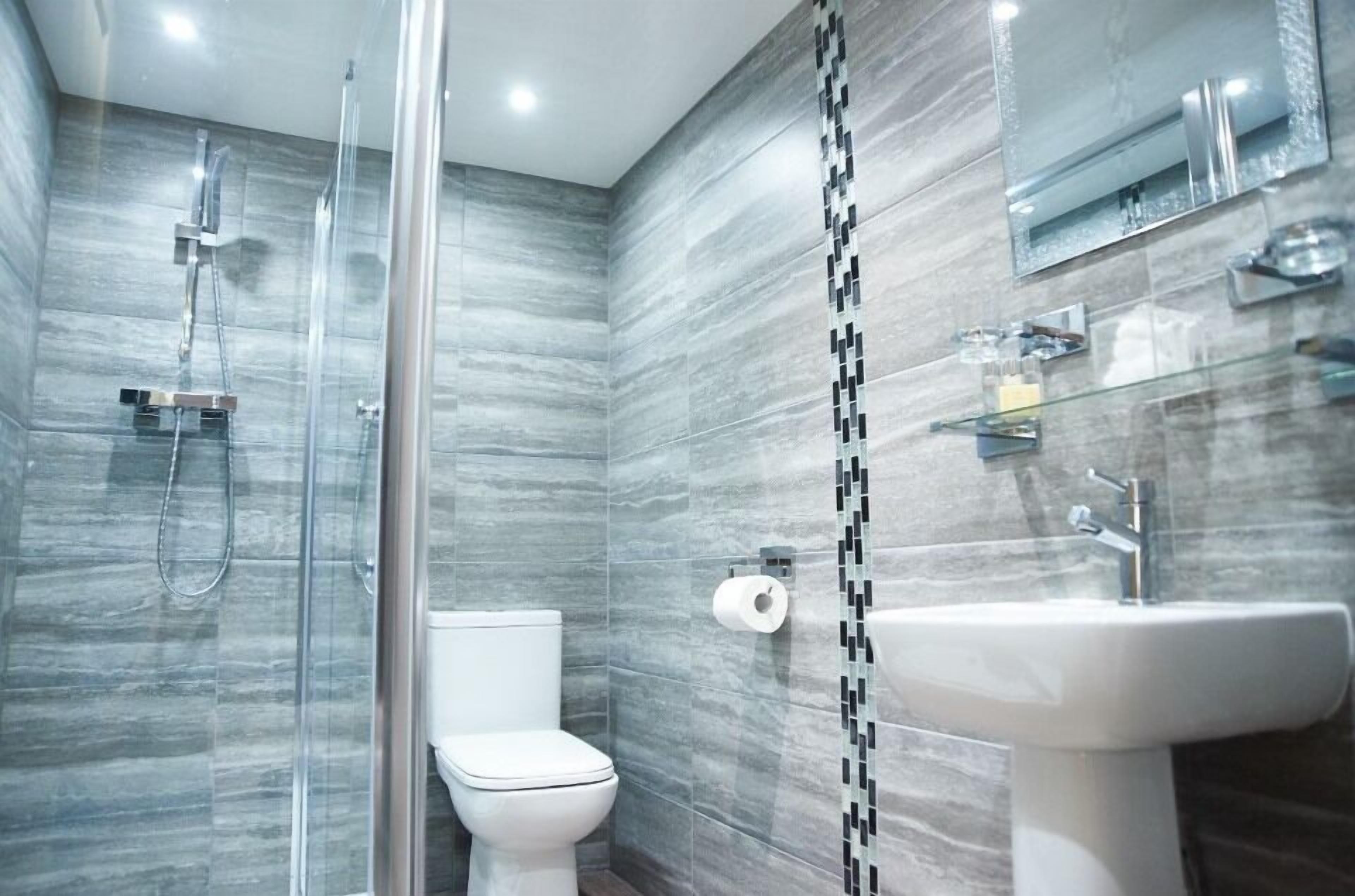 premium double room, ensuite (sandpiper) | bathroom