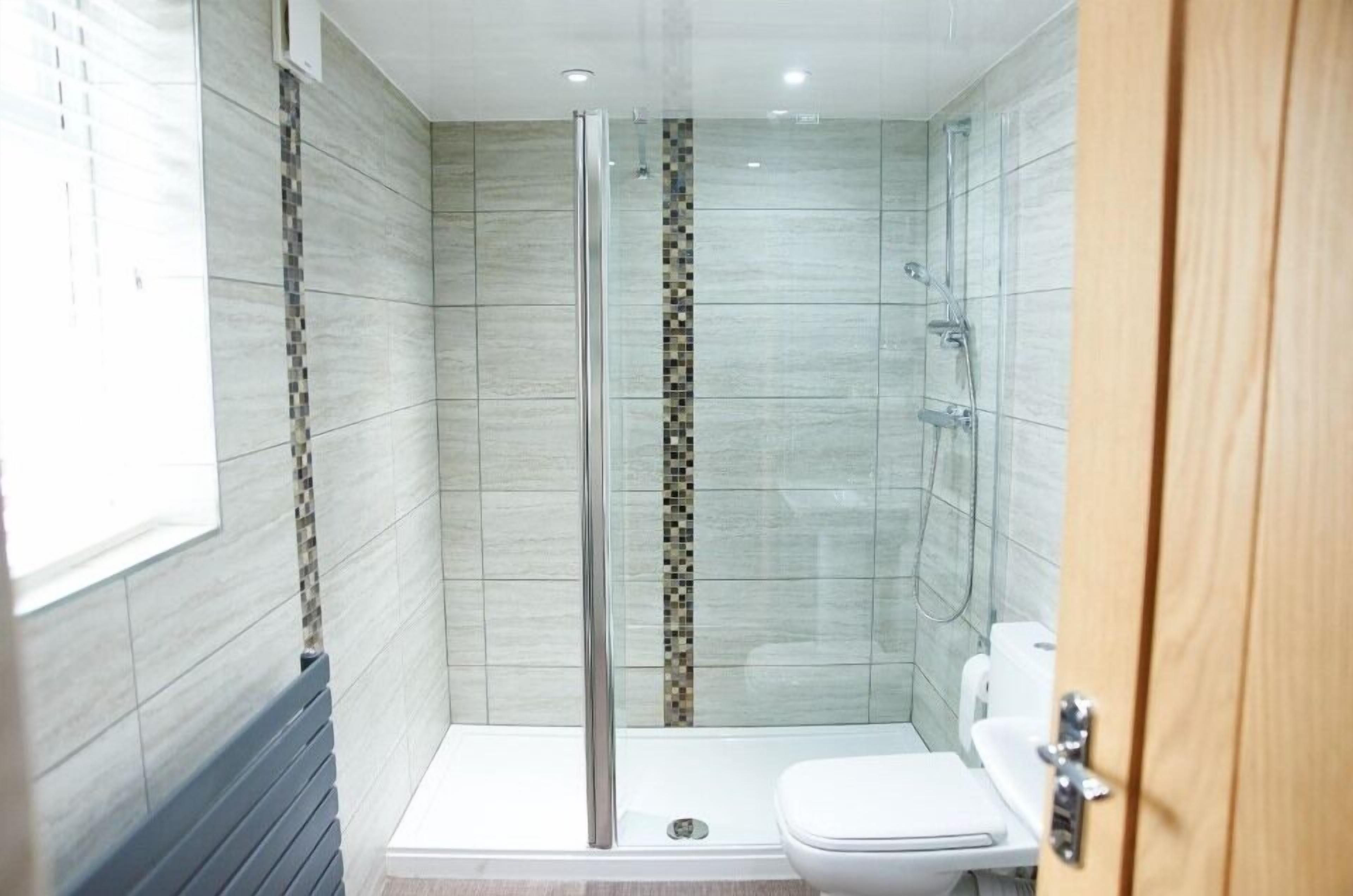 standard double room, ensuite (e) | bathroom