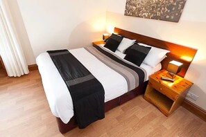 Double Room | Individually decorated, individually furnished, iron/ironing board - Hotel Port Dinorwic (Y Felinheli)