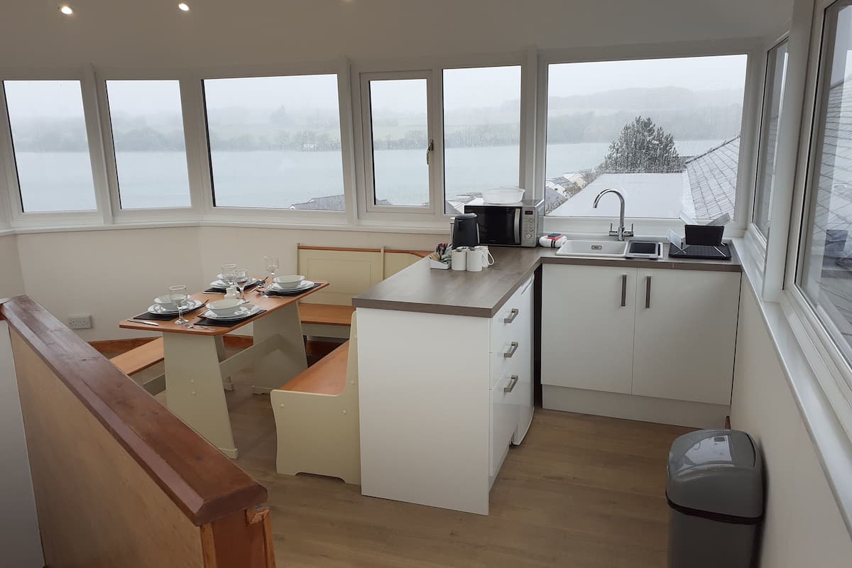 panoramic apartment, 2 bedrooms, kitchenette, sea view | private kitchenette | electric kettle, cookware/dishes/utensils