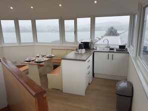 Panoraamahuoneisto, 2 makuuhuonetta, keittotila, merinäköala | Yksityinen keittonurkkaus | Vedenkeitin, keittoastiat/astiat/ruokailuvälineet