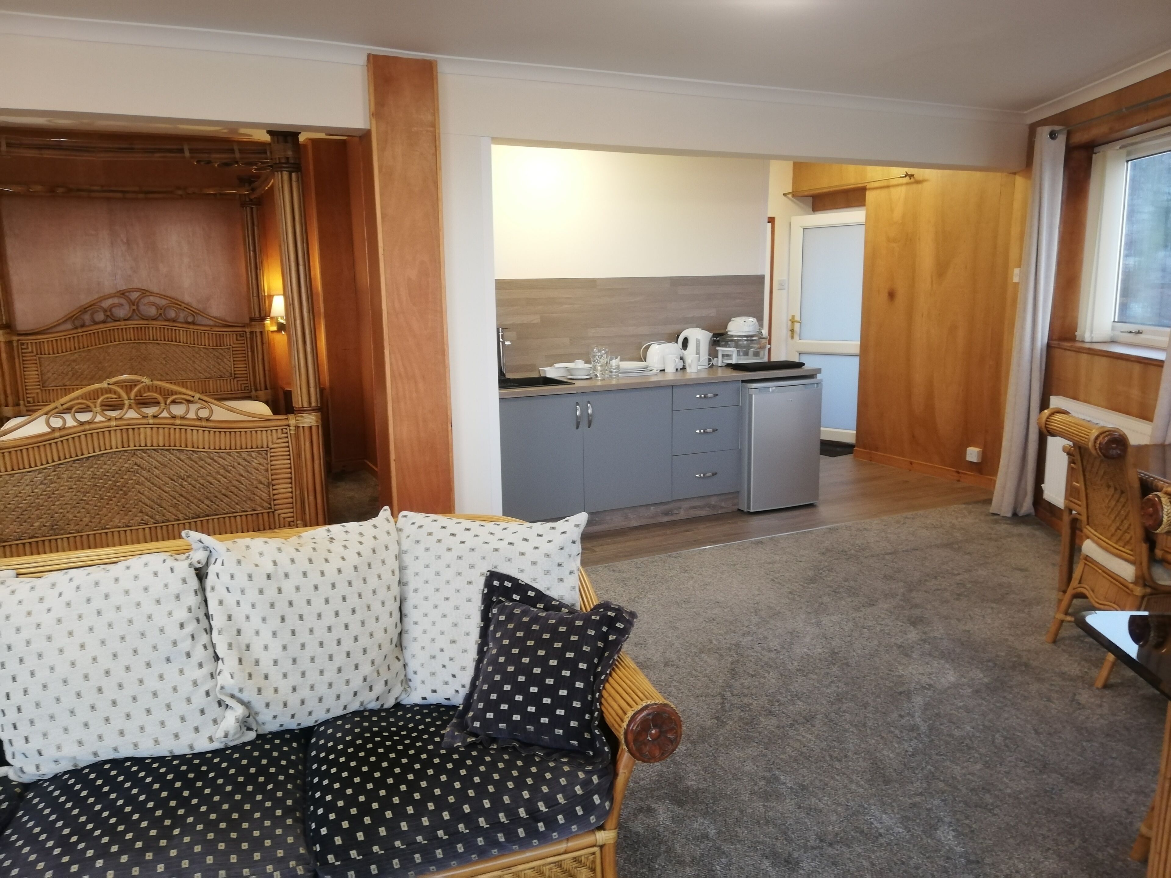 studio apartment | living area | 32-inch flat-screen tv with digital channels, tv