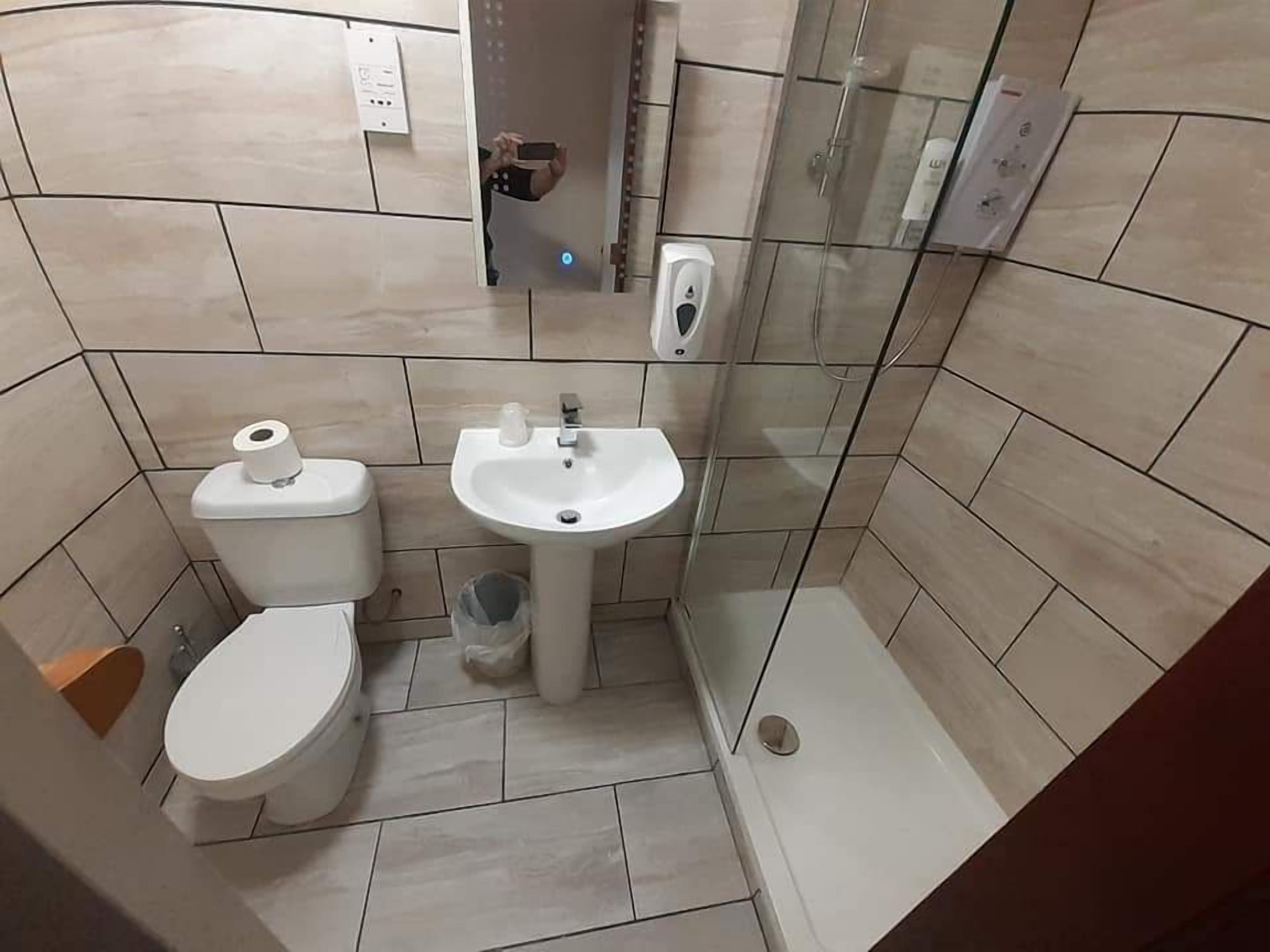 combined shower/bathtub, towels