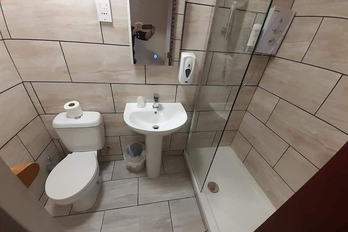 combined shower/bathtub, towels