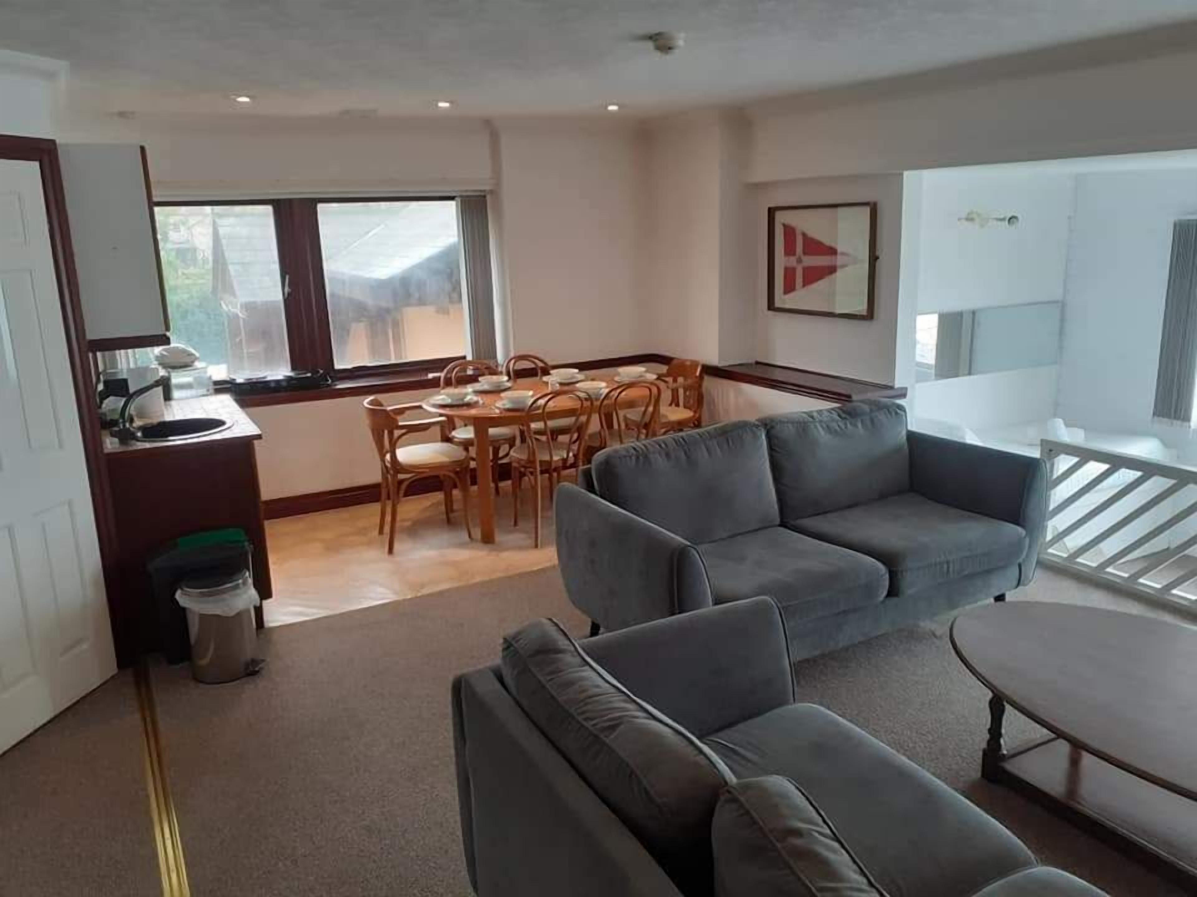 penthouse apartment | living area | 32-inch flat-screen tv with digital channels, tv