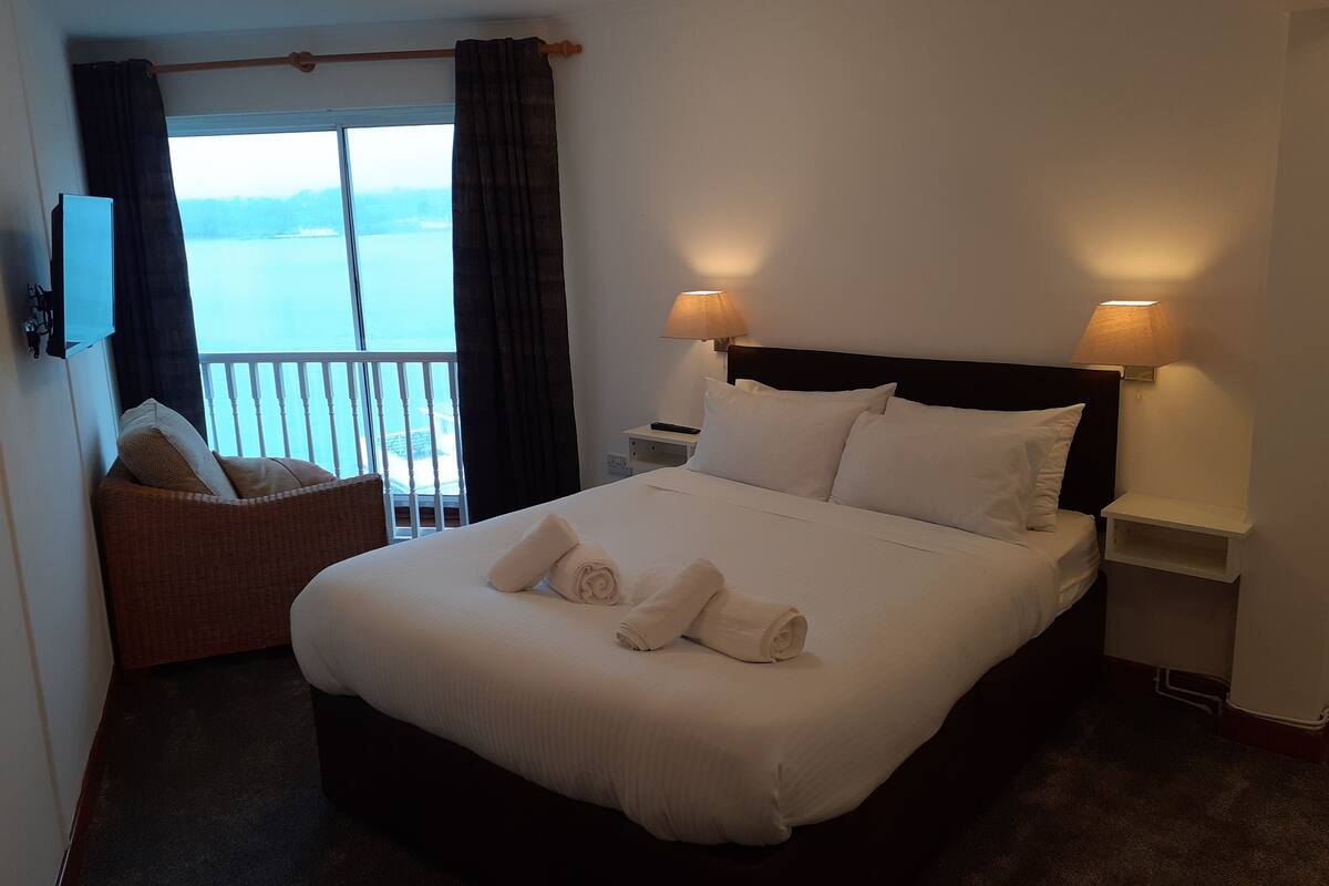 panoramic apartment, 2 bedrooms, kitchenette, sea view | individually decorated, individually furnished, iron/ironing board