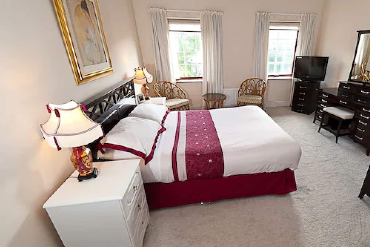 Chambre supérieure double | 2 chambres, décor unique, ameublement unique, fer et planche à repasser