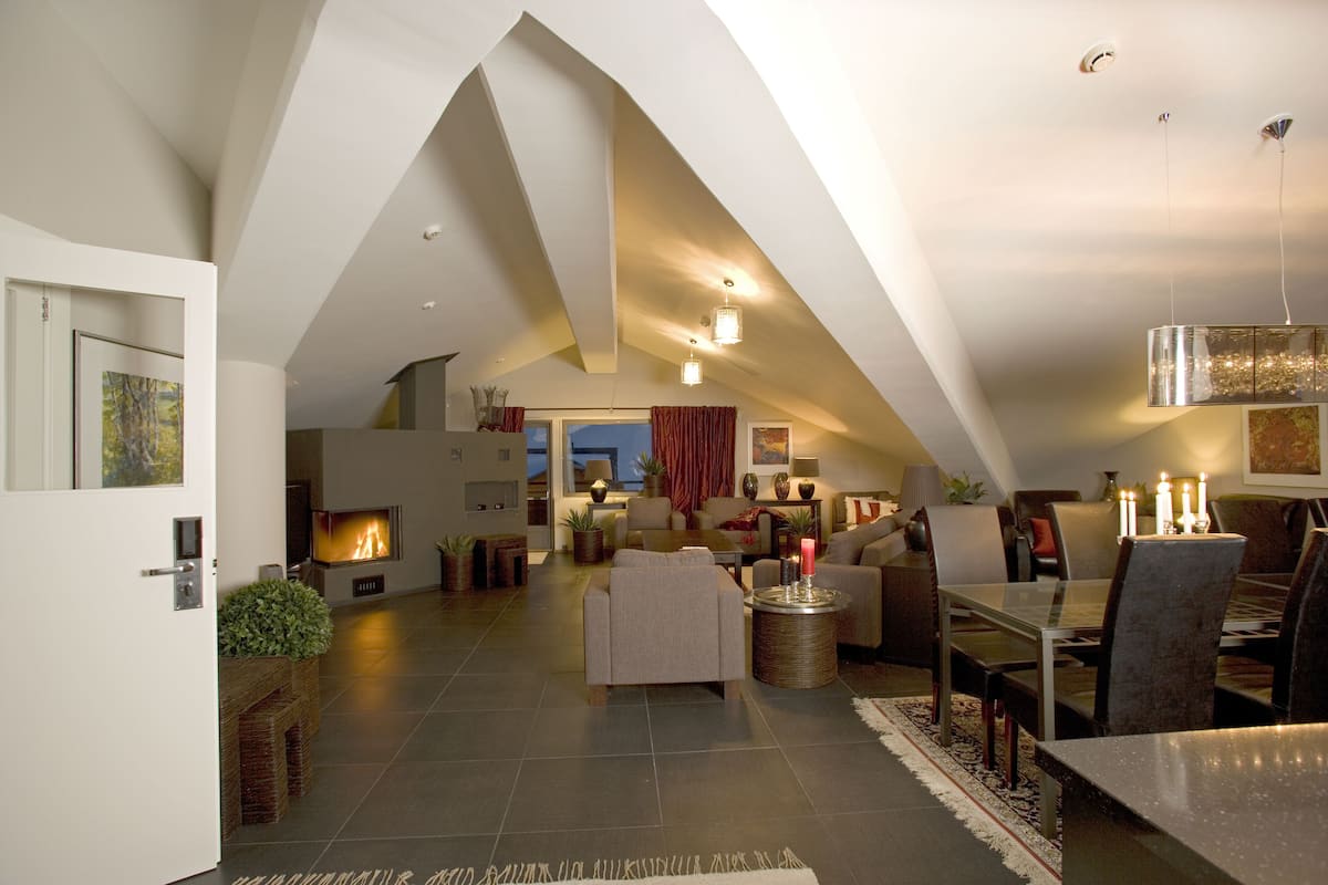 Penthouse (located at Levi Tori Square) | Peti besi dalam bilik, langsir/tirai gelap terus 