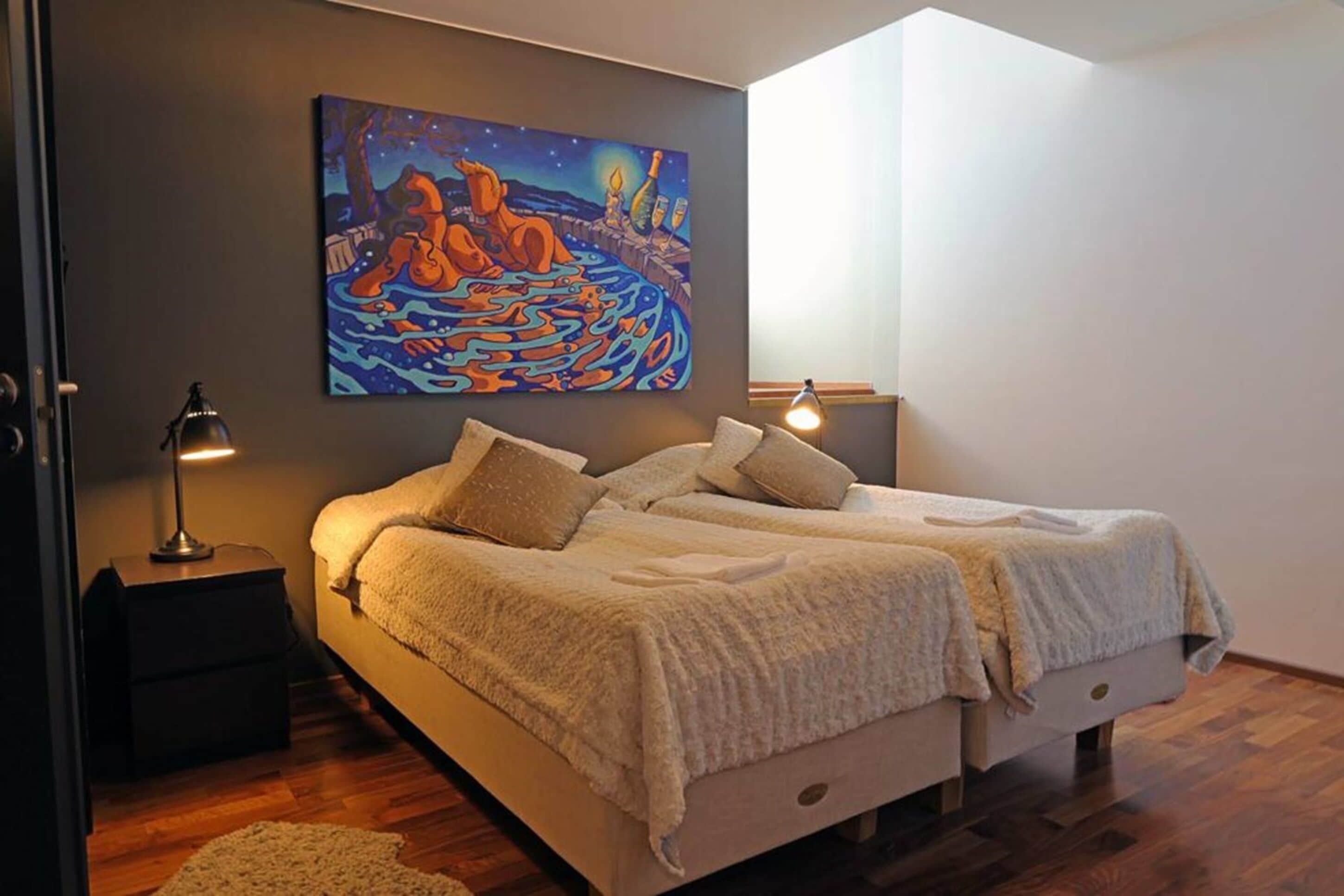 Penthouselejlighed (located at Levi Tori Square) | Pengeskab på værelset, mørklægningsgardiner
