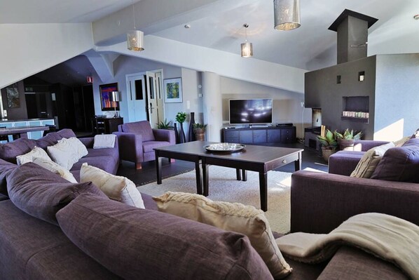 Penthouse (located at Levi Tori Square) | Living area