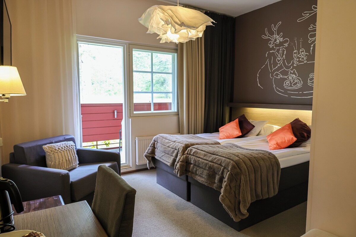 In-room safe, blackout drapes, cribs (surcharge), WiFi (free)
