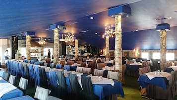 Desayuno buffet diario (EUR 19 por persona)