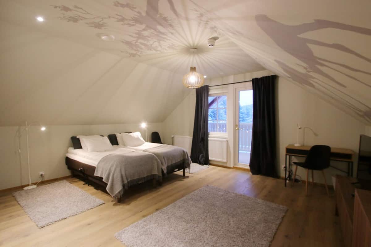 Deluxe Apartment (With Sauna) | Peti besi dalam bilik, langsir/tirai gelap terus 
