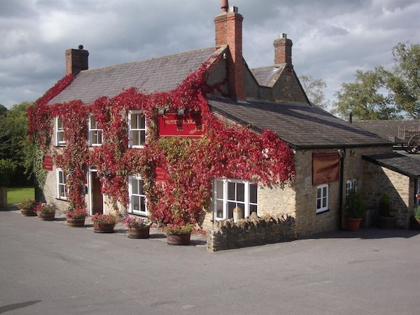 Hunters Lodge Inn - Wiltshire