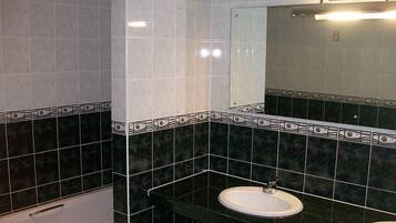 Family Room, Ensuite | Bathroom