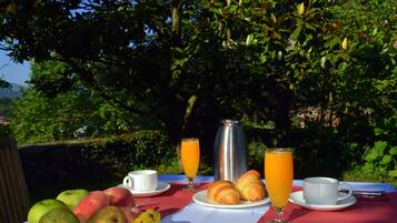 Daily buffet breakfast (EUR 9 per person)
