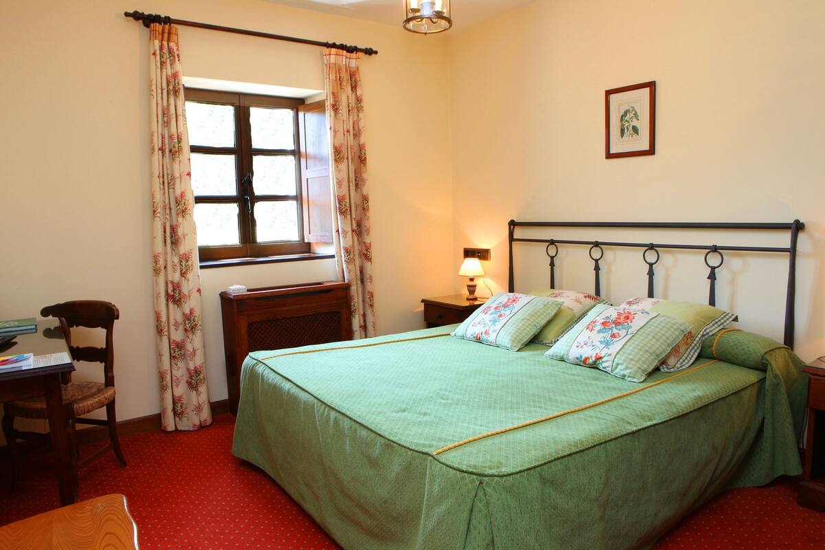 In-room safe, individually decorated, desk, soundproofing