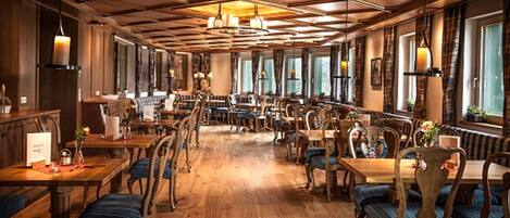 Lunch served, Regional cuisine, alfresco dining