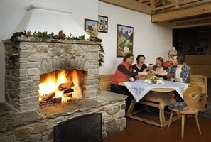 Se sirven comidas y cocina regional; con mesas al aire libre 