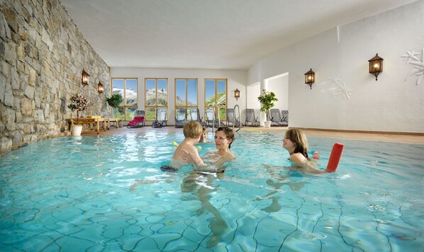 Inomhuspool och solstolar