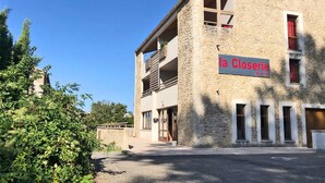 Un edificio de piedra de dos pisos con un letrero que dice "la Closerie".