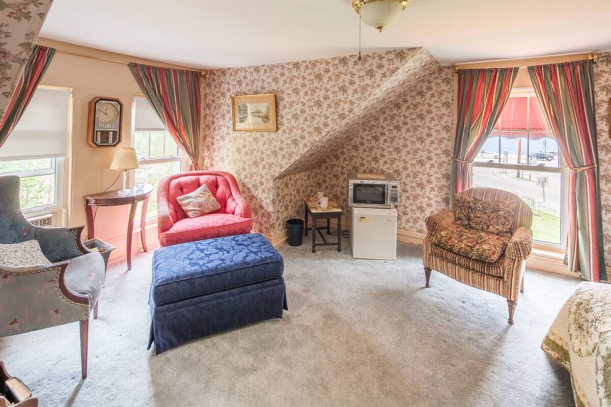Suite, baño privado (32- Two Room Suite 3rd Floor) | Wifi gratis 