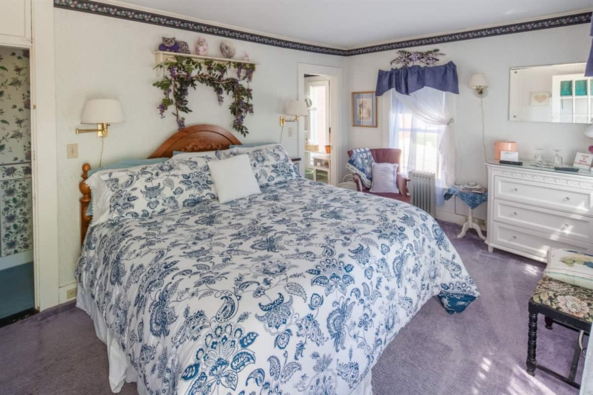 Habitación, baño privado (41- Lt Blue Room w/ Deck 2nd floor) | Wifi gratis 