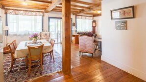 コテージ 専用バスルーム (The Large Cottage) | 客室内のダイニングエリア