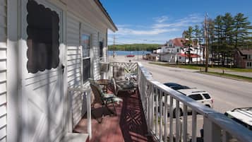 Chambre, salle de bains privée (41- Lt Blue Room w/ Deck 2nd floor) | Terrasse/Patio