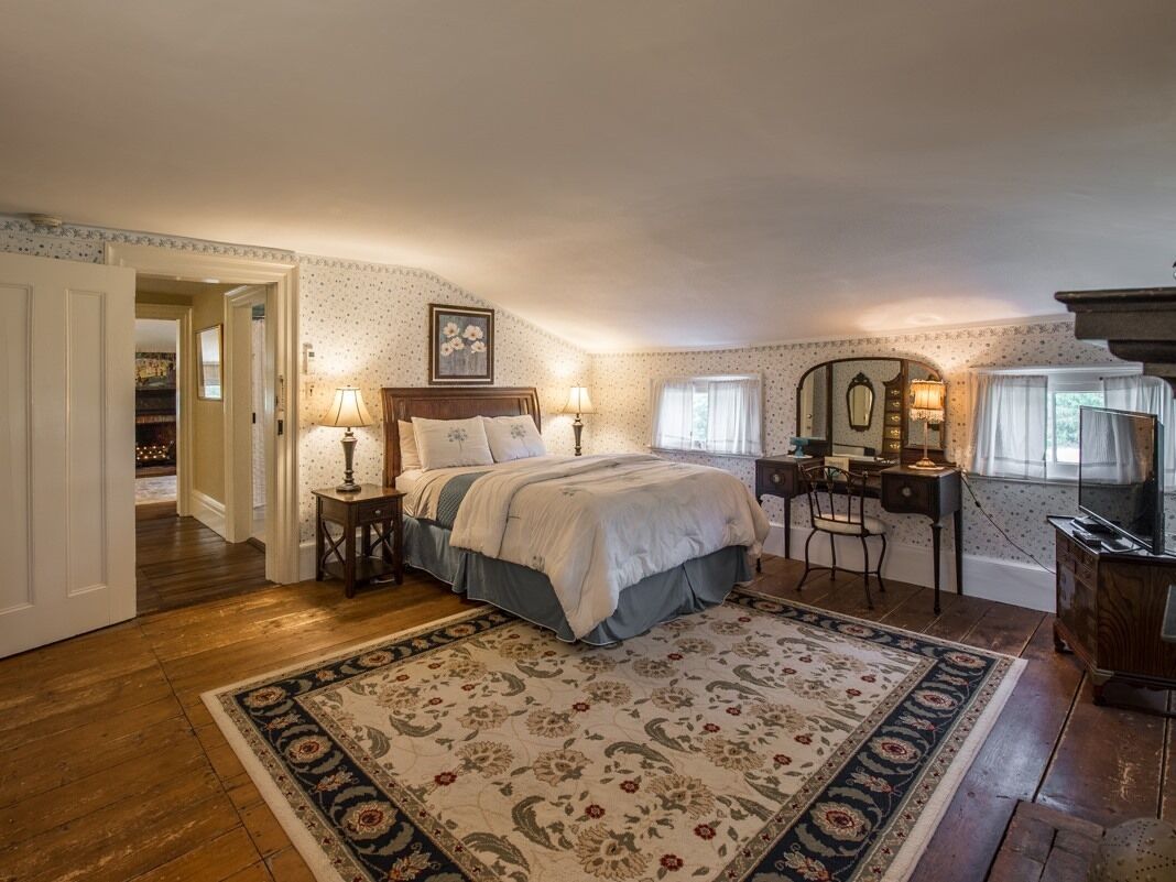 Double Room, Shared Bathroom (White room )