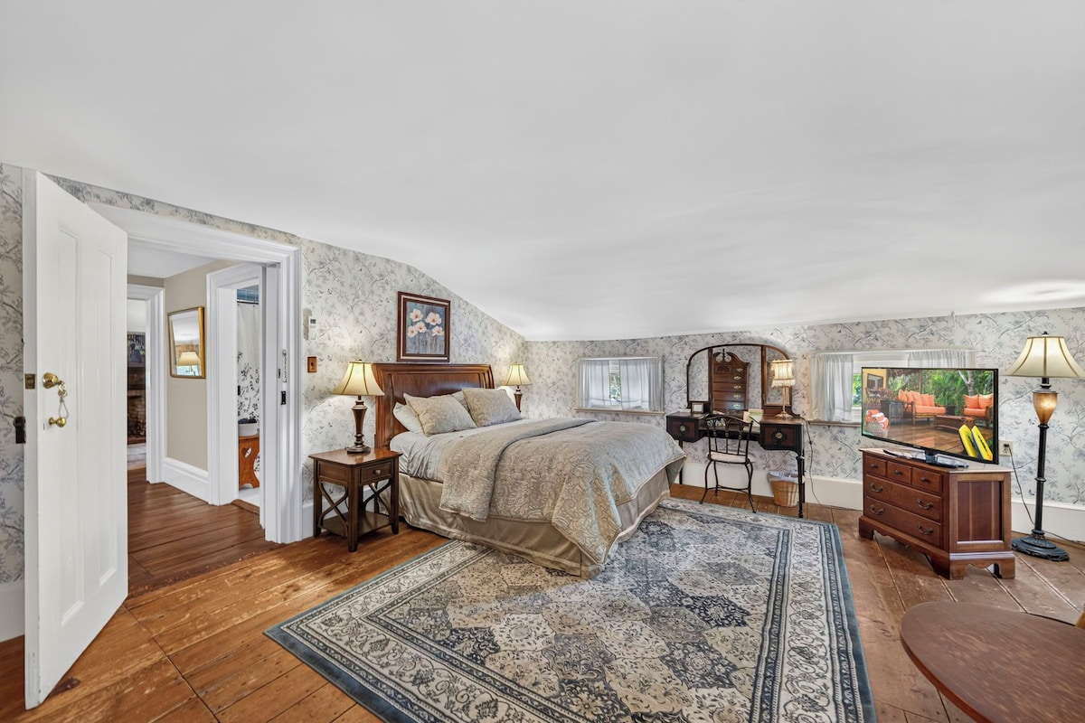 Double Room, Shared Bathroom (White room )