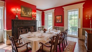 A dining room with a large table set for six, surrounded by wooden chairs. - The Neighbour House B&B (Long Valley)