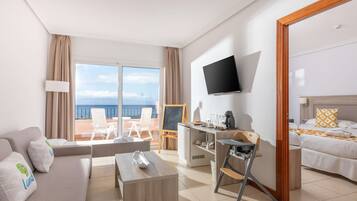 Familie suite | Een minibar, een kluis op de kamer, een bureau, een laptopwerkplek