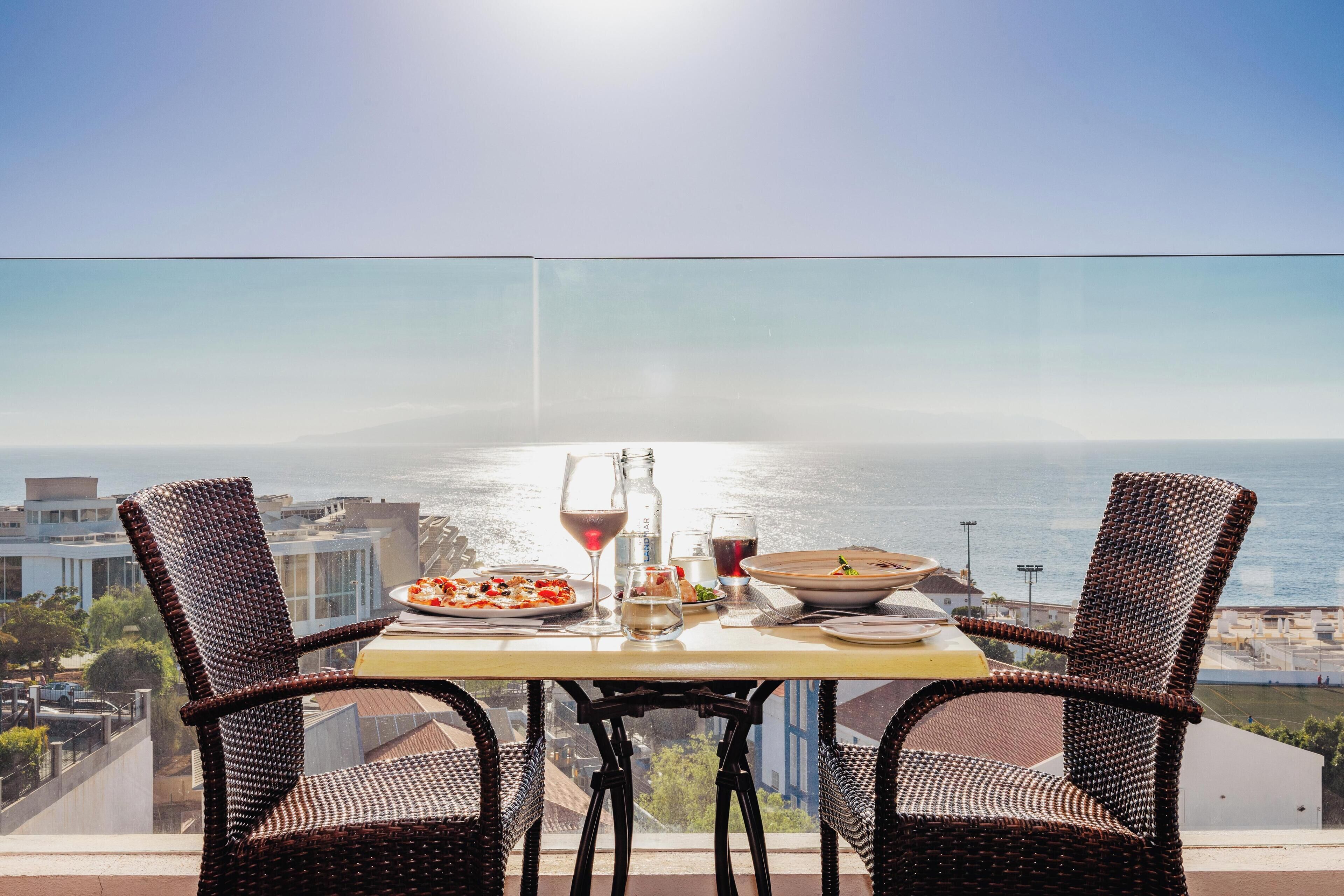 3 restaurants, breakfast, lunch, dinner served; international cuisine