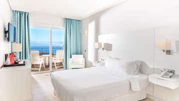 Frigobar, cofres nos quartos, escrivaninha