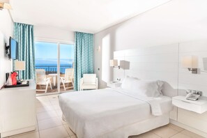 Minibar, in-room safe, desk, laptop workspace - Landmar Costa los Gigantes Family Resort (Santiago del Teide)