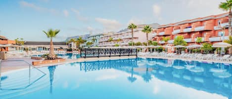 6 piscines extérieures, parasols de plage, chaises longues