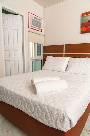 Quarto casal standard, 2 camas de casal | Cortinas blackout, Wi-Fi de cortesia, roupa de cama