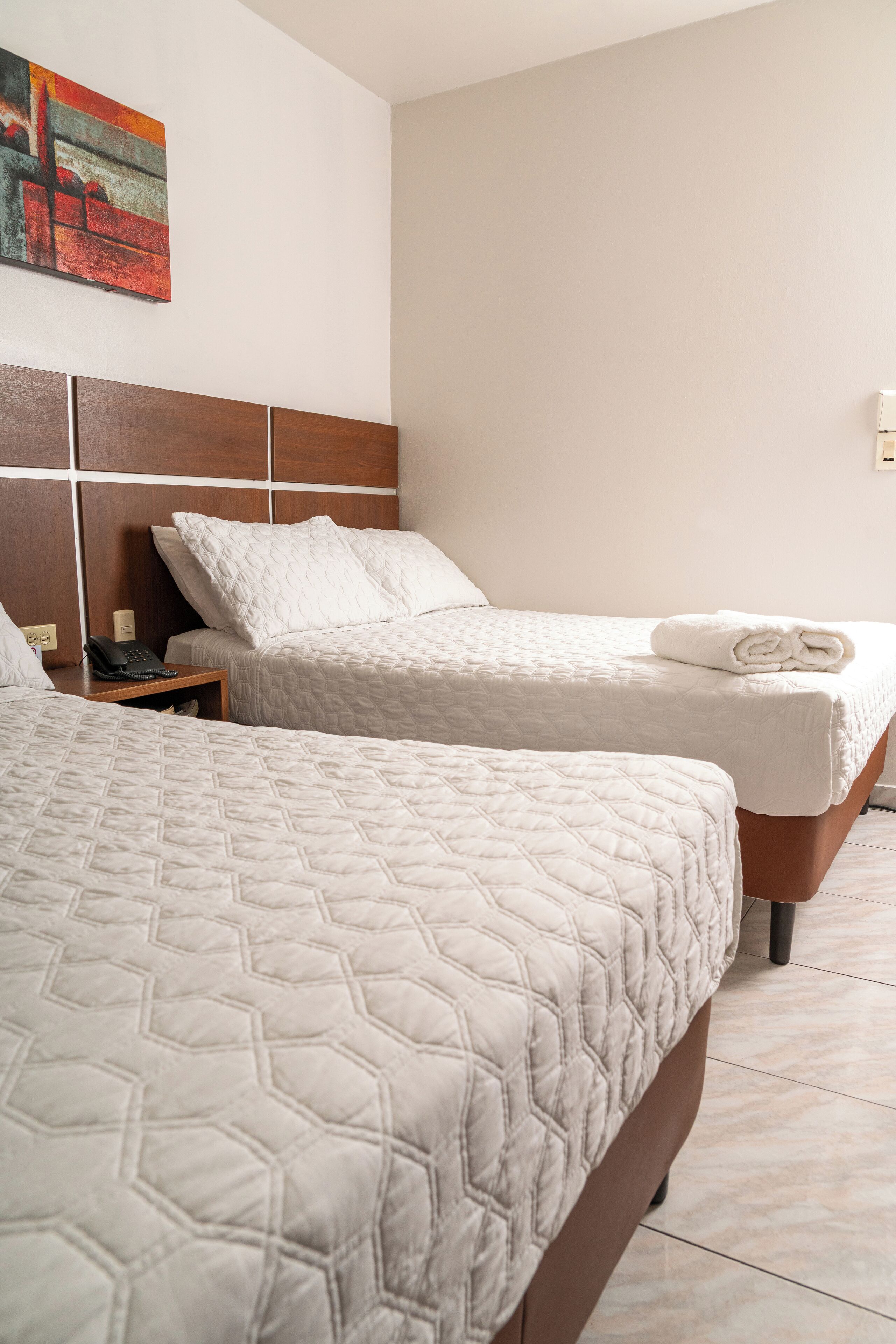 Quarto casal standard, 2 camas de casal | Cortinas blackout, Wi-Fi de cortesia, roupa de cama