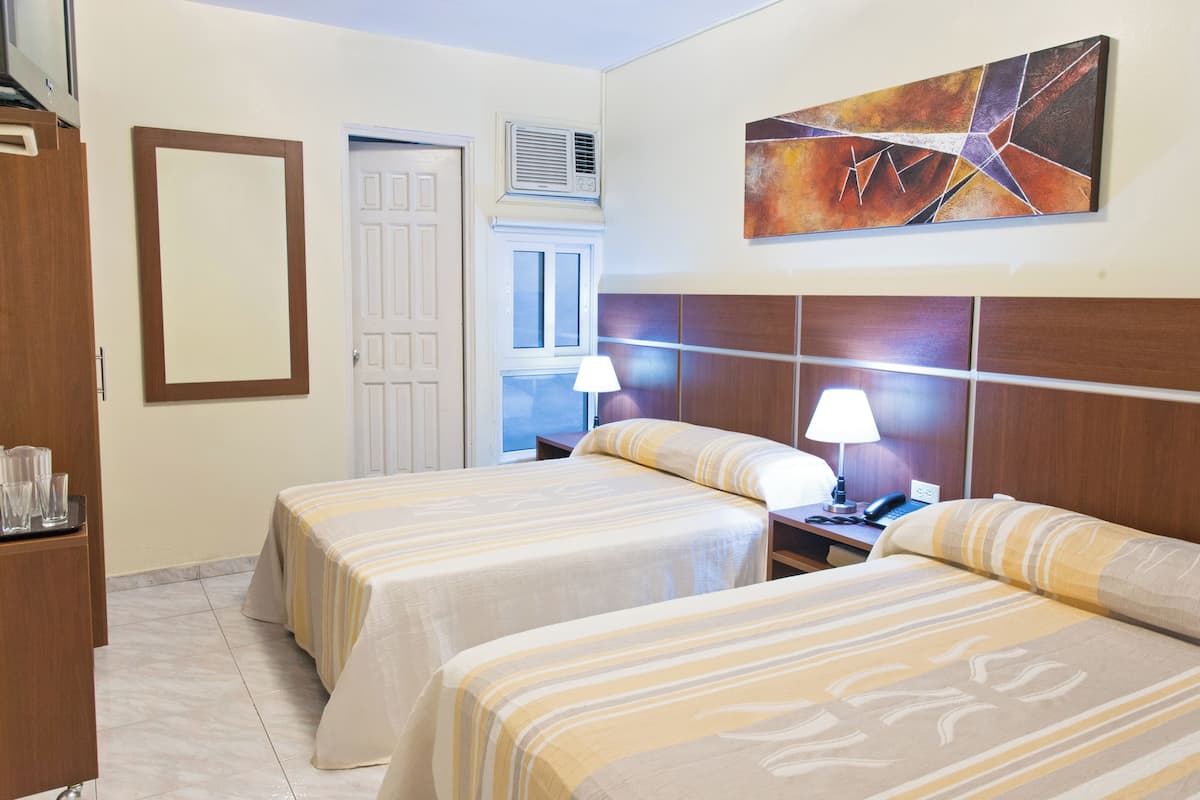 Cortinas blackout, wifi gratis y ropa de cama