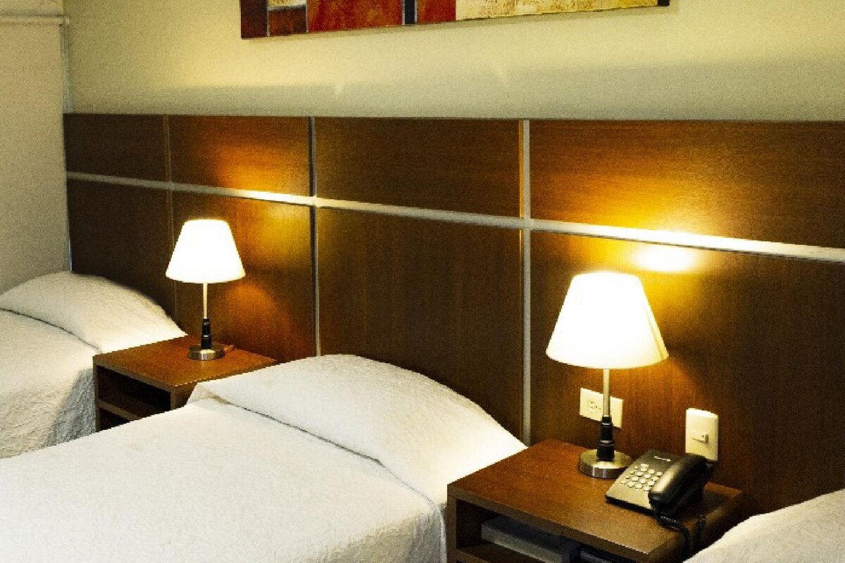 Cortinas blackout, Wi-Fi de cortesia, roupa de cama