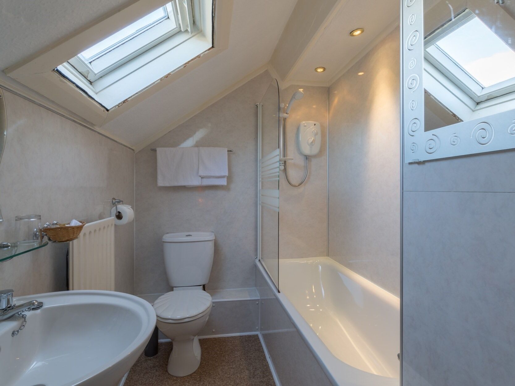 economy double room, ensuite | bathroom