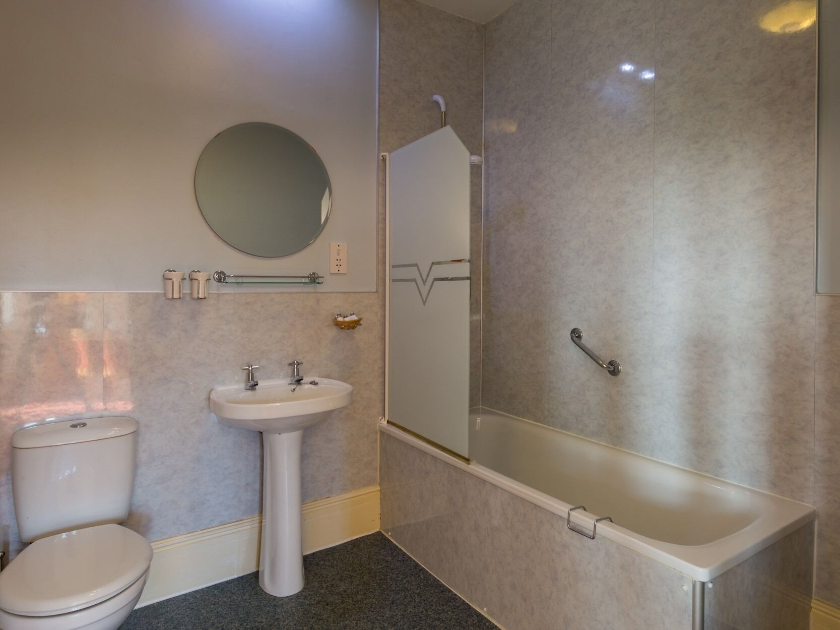 standard suite, ensuite | bathroom