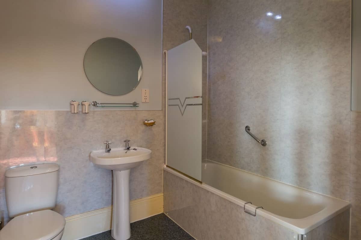 standard suite, ensuite | bathroom