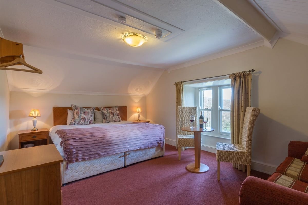Standard Suite, Ensuite (Small)