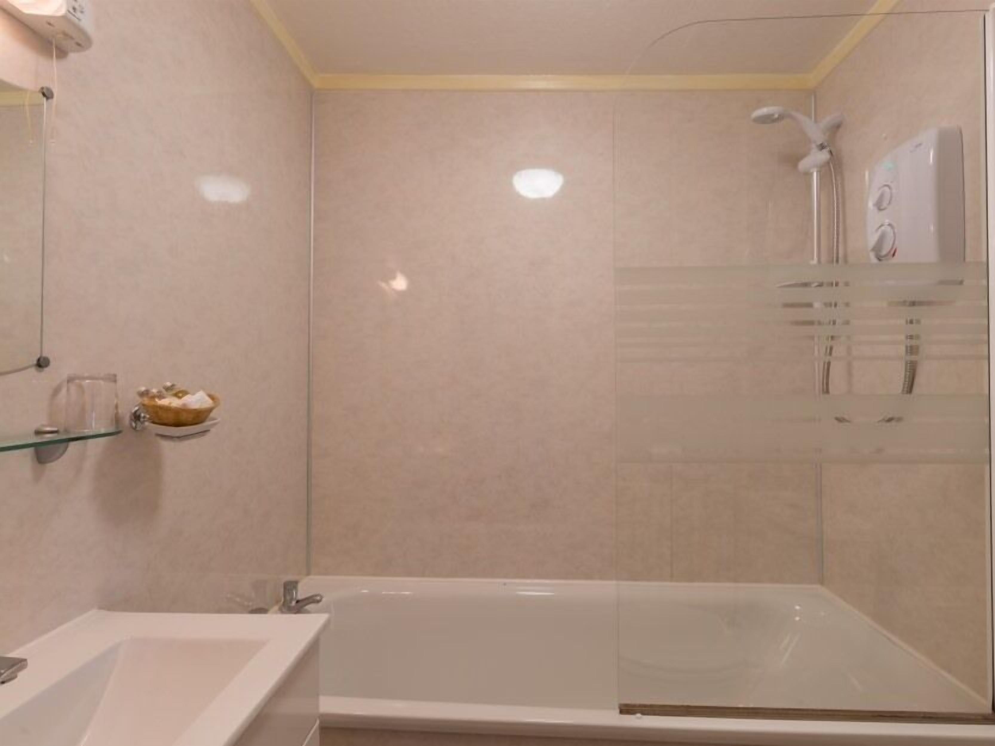 standard suite, ensuite (small) | bathroom